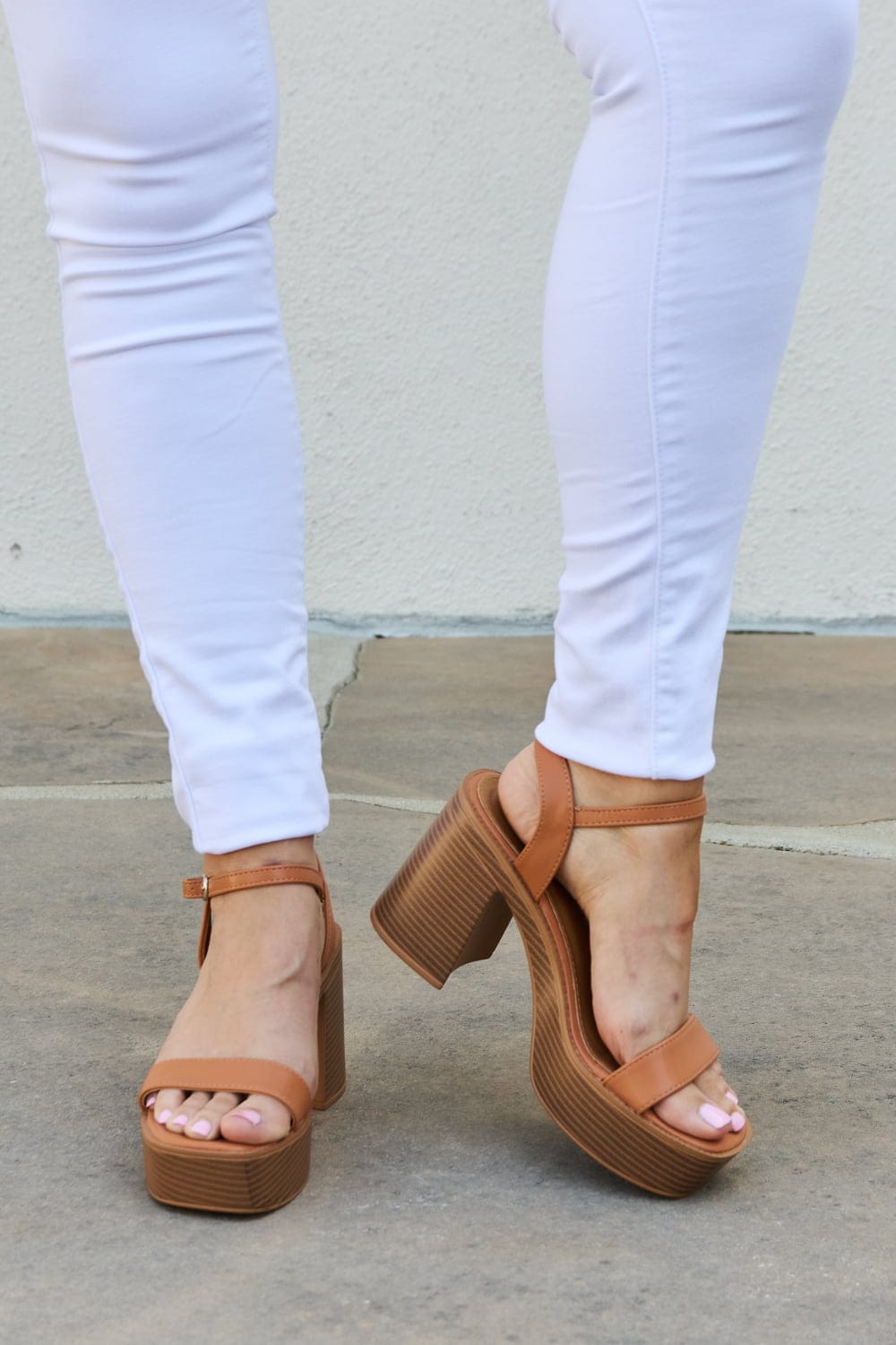 Cognac / 6.5 Feel It Platform Heel Sandals