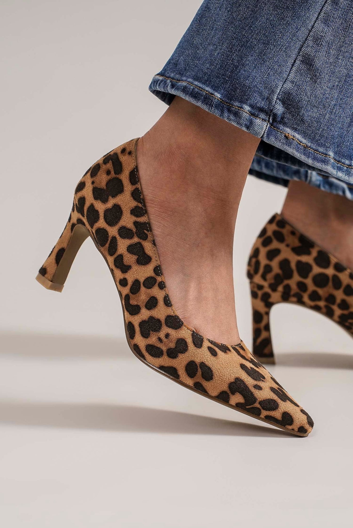 Leopard / 6 Beast Fashion Faux Suede Leopard Point Toe Pumps